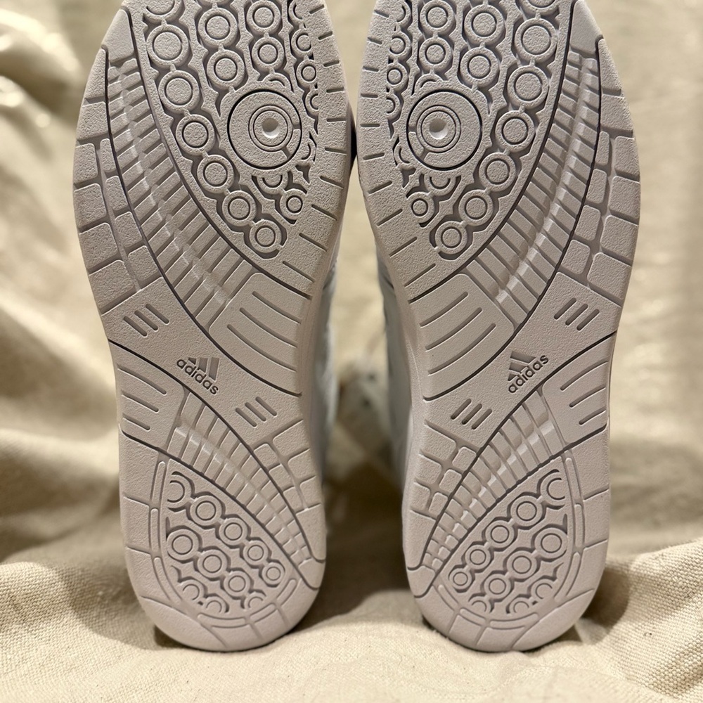 Men’s
Adidas Classic White Basketball Trainers size 8 - Picture 5 of 10